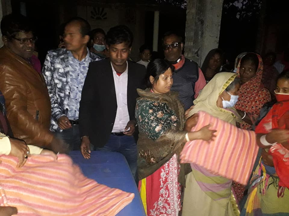 রংপুরে সুবিধাবঞ্চিত জনগোষ্ঠীর মাঝে শীতবস্ত্র বিতরণ করছেন সিইও কনিকা সরকার