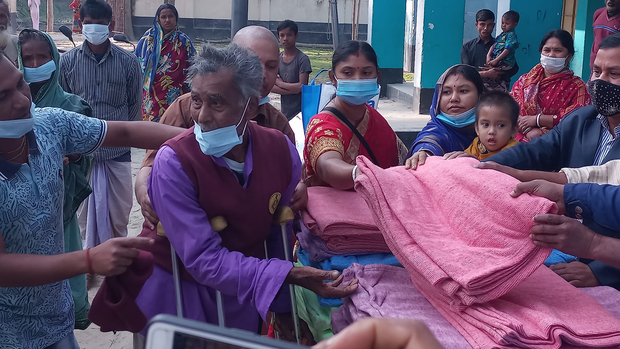 কচাকাটার রঘুর ভিটা স্কুল মাঠে কম্বল বিতরণ করে ডিভাইন কেয়ার ফাউন্ডেশন